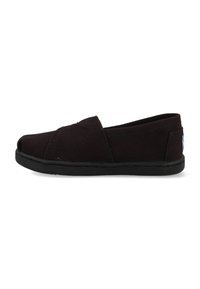 Zwarte canvas instapschoenen met een gesloten teenontwerp, voorzien van een rubberen zool en minimale stiksels, die een eenvoudige, subtiele uitstraling bieden.