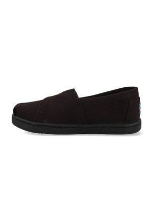 Zwarte canvas instapschoenen met een gesloten teenontwerp, voorzien van een rubberen zool en minimale stiksels, die een eenvoudige, subtiele uitstraling bieden.
