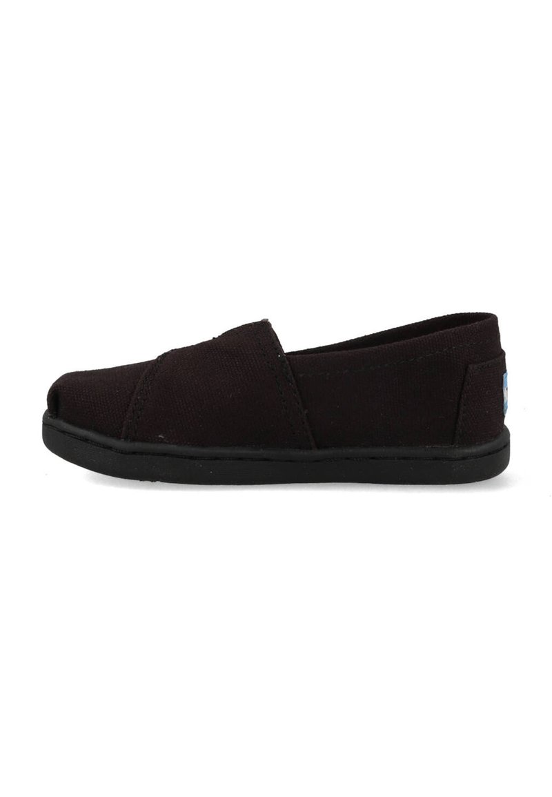 Zwarte canvas instapschoenen met een gesloten teenontwerp, voorzien van een rubberen zool en minimale stiksels, die een eenvoudige, subtiele uitstraling bieden.