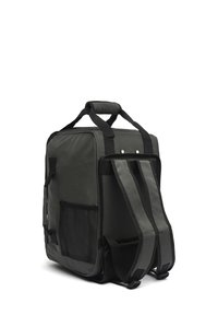 Zaino grigio scuro in tessuto con maniglia imbottita, spallacci regolabili, tasca laterale in rete e scomparto principale con zip.