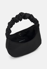 Sac à main en tissu noir avec une poignée froncée, une texture lisse, une forme ovale et une fermeture à pression à l'intérieur. Étiquette visible à l'intérieur.