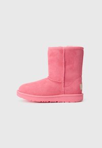 Bottines en suede rose avec doublure intérieure douce, bout rond et semelle en caoutchouc plate. Présente des accents de couture et un petit logo à l'arrière.