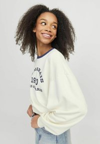 Felicità sudore crema con collo a girocollo e polsini a coste blu navy. Presenta una grafica circolare con il testo "MARais 190" in grassetto blu navy. Vestibilità casual.