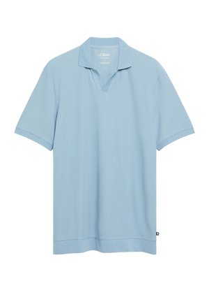 Polo bleu clair à manches courtes avec col et encolure en V, design uni et petite étiquette de marque sur le côté de l'ourlet.