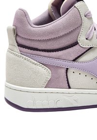Sneaker alte caratterizzate da un upper in suede e pelle lavanda, collare alla caviglia testurizzato, suola bianca con dettagli viola e decorazioni perforate.