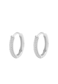 Boucles d'oreilles en argent en forme de créoles avec une bande texturée ornée de petites pierres claires sur un côté. Forme circulaire élégante avec une finition polie.