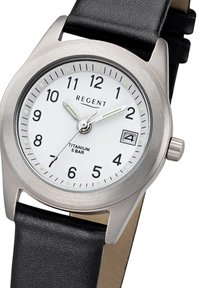 Montre en titane avec un boîtier en acier inoxydable, cadran blanc, bracelet en cuir noir, grands chiffres et affichage de la date. Résistante à l'eau jusqu'à 5 bars.