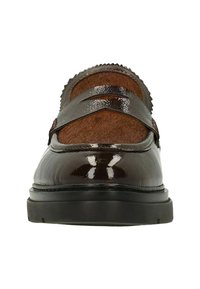 Mocassins en cuir marron avec une finition brillante, dessus à motifs et semelle en caoutchouc noir. Présente un détail de bride croisée sur le devant.
