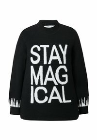 Suéter negro de punto con la frase "STAY MAGICAL" en texto blanco y negrita, con detalles texturizados blancos en los puños y el dobladillo. Cuello alto.
