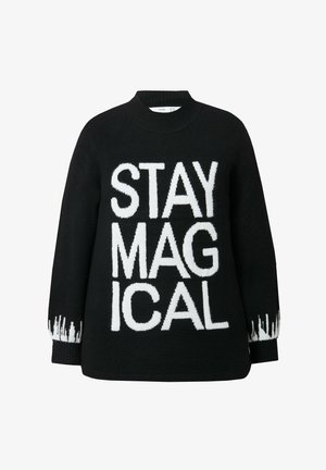 Zwarte gebreide trui met de tekst "STAY MAGICAL" in dikke witte letters, met textuurrijke witte accenten aan de mouwen en zoom. Hoge hals.