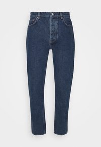 Jeans de mezclilla oscura con diseño de pierna recta, estilo de cinco bolsillos y cierre con botones. Presentan costuras sutiles y un corte clásico.