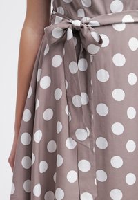 Wallis Vestido informal - taupe
