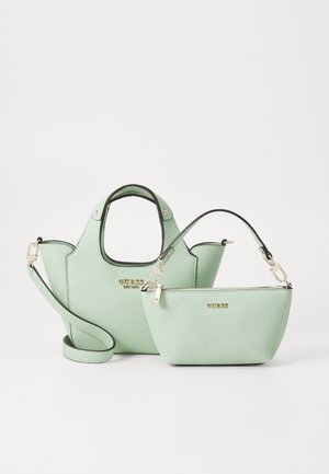 Due borse a tracolla di colore verde menta, realizzate in materiale testurizzato, con hardware dorato, una spallina sottile e un logo distintivo. Una è una borsa tote, l'altra è una pochette.
