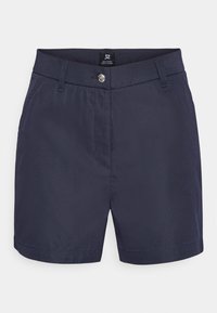 Shorts blu navy con una superficie liscia, chiusura con bottone e passanti per cintura. Presentano un design classico con tasche laterali e orlo pulito.