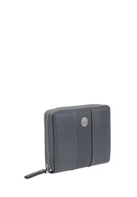 Portefeuille compact en cuir gris avec un devant texturé, fermeture éclair en argent et accent de logo. Comprend des sections lisses et grainées pour un contraste.