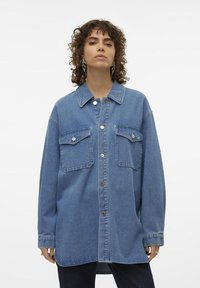 Vero Moda - VMNAYA OVERSIZED SHIRT  - Button-down blouse - medium blue denim Thumbnail Image 1