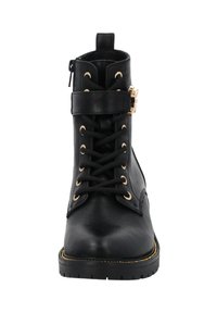 Botas de tobillo negras hechas de cuero suave, con cordones en la parte frontal, remaches dorados, cremallera lateral y una correa decorativa con un acento dorado.