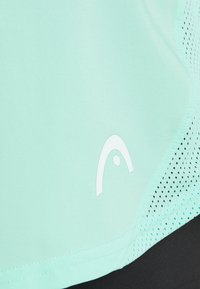 Camiseta atlética de un verde menta claro con acentos de malla y un logo blanco. Textura suave, diseño de mangas cortas y detalle de dobladillo curvado.