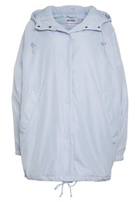Giacca esterna leggera di colore azzurro, con cappuccio, bottoni a pressione, orlo regolabile con cordino e tasche laterali. Materiale liscio e resistente all'acqua.