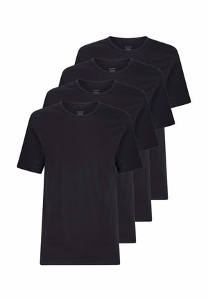 Quattro t-shirt nere semplici a maniche corte con scollo rotondo impilate in modo sfalsato su uno sfondo bianco.