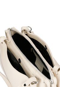 Witte leren handtas met een ritssluiting, voorzien van een zwarte binnenkant en zilveren hardware accenten. Twee afzonderlijke compartimenten zichtbaar.