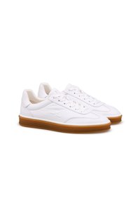 Weiße Leder-Sneaker mit glatter Oberfläche, runder Zehenpartie, flachen Schnürsenkeln und einer hellbraunen Gummisohle. Minimalistisches Design mit Akzenten.