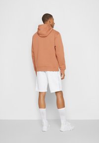 Nike Sportswear SPORTSWEAR CLUB FLEECE - Sweatshirt com capuz - mineral clay