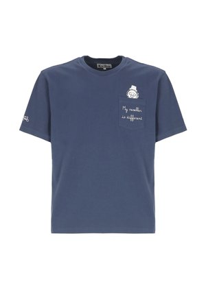 Maglietta a maniche corte blu navy con una piccola tasca sul petto che mostra una grafica di un orologio e il testo "Il mio rivenditore è diverso."