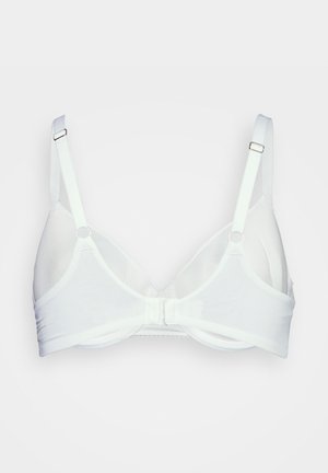 Bílá podprsenka s kosticemi, nastavitelnými ramínky a zapínáním na háčky, položena na rovné ploše na bílém pozadí.