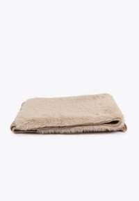 Beige faux fur tæppe, foldet. Blødt tekstur med en glat underside. Eller lav firkantet form uden synlige mønstre eller hardware detaljer.