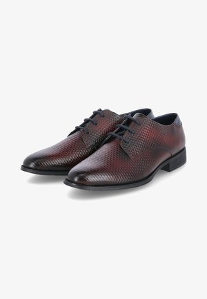 Dunkelbraune Lederschuhe mit strukturiertem Diamantmuster, runder Zehenform und schwarzen Schnürsenkeln. Niedriger schwarzer Absatz, elegantes Design.