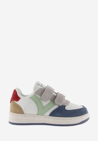 Sneaker per bambini in pelle bianca con dettagli in suede blu, verde, rosso e beige, dotata di cinturini in velcro, punta rotonda e suola texturizzata.