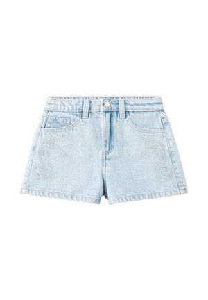 Short en denim bleu clair avec fermeture à boutons, passants pour ceinture, poches avant et motifs brodés en spirale discrets des deux côtés.