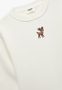 Vit bomullssweatshirt med en liten brun broderad hjort med en rosett, rund hals och texturerad tyg.