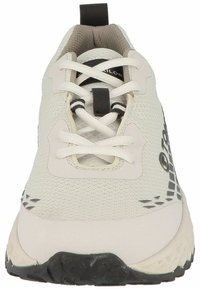 Scarpa sportiva grigia chiara con tomaia in rete, punta rotonda e suola nera. Presenta dettagli neri e logo lungo il lato. Sistema di allacciatura chiuso.