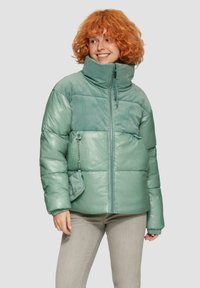 Pufferjas in matte lichtgroen met een hoge kraag en gestreepte corduroy accenten. Heeft een kleine afneembare zak aan de voorkant.
