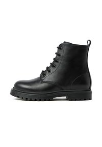Bottines en cuir noir avec un laçage à l'avant, bout rond, semelle texturée et une boucle au talon pour un enfilage facile.