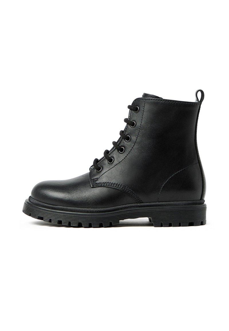 Bottines en cuir noir avec un laçage à l'avant, bout rond, semelle texturée et une boucle au talon pour un enfilage facile.