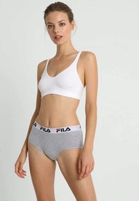 Bela braleta in sivi spodnji del z visokim pasom z elastičnim pasom FILA. Mehka tkanina z gladko teksturo in preprostim dizajnom.