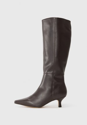 Magassarkú csizmák - dark brown