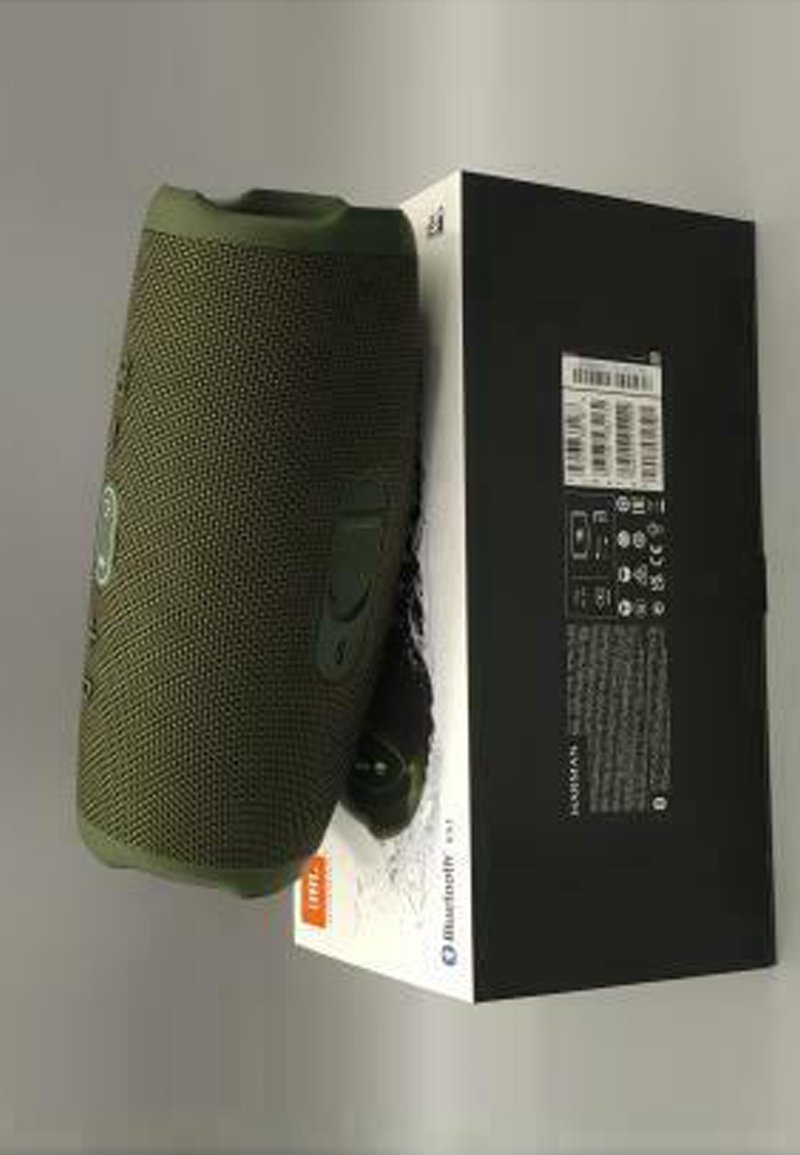 Draagbare Bluetooth-luidspreker in olijfgroen met een gestructureerde afwerking, bedieningsknoppen aan de zijkant en een zwarte verpakking met productdetails.