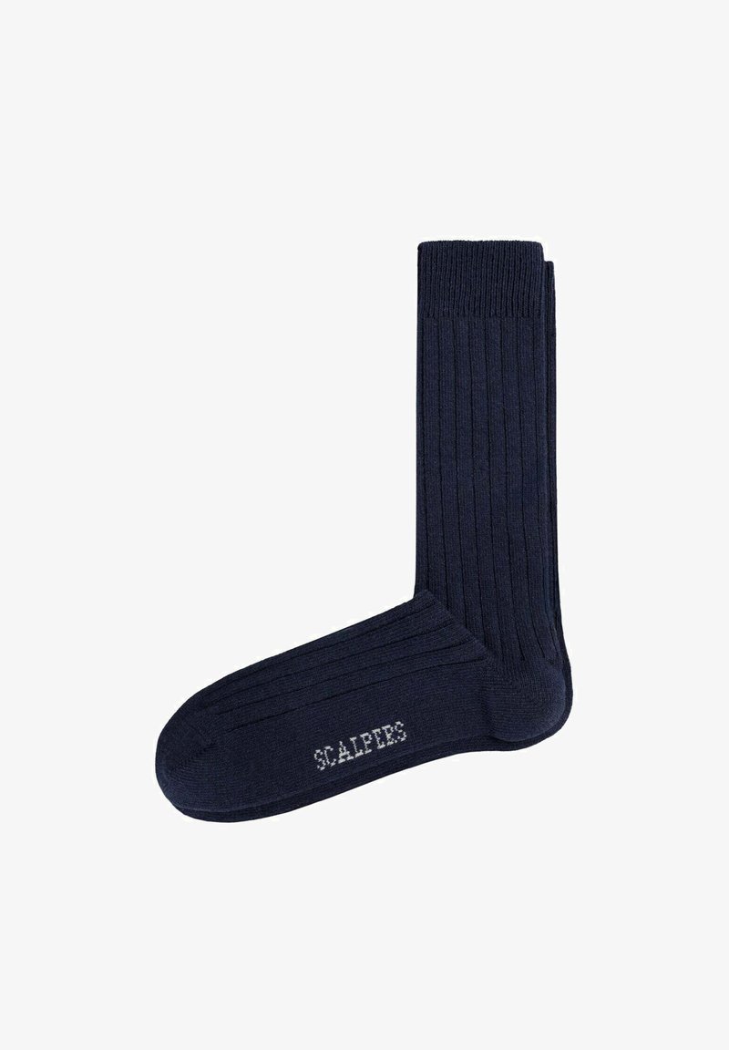 Calcetines acanalados azul marino hechos de un material suave con punta sin costuras y logo blanco "SCALPERS" cerca del tobillo.