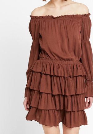 Braunes schulterfreies Kleid mit langen Ärmeln, gestuften Rüschen, strukturiertem Stoff, elastischer Taille und Rüschenakzenten entlang des Ausschnitts.