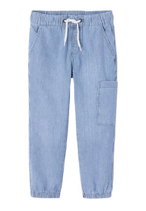 Kinderhose in Blau und Weiß mit Streifen, elastischem Bund und Bündchen, weißem Kordelzug, seitlicher Cargotasche und vorderen Einschubtaschen.