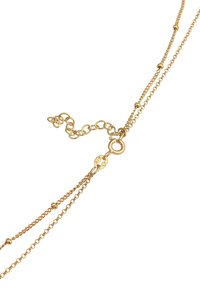 Collana a catena color oro con tre fili di diversi stili di maglia, dotata di chiusura a granchio e lunghezza regolabile.