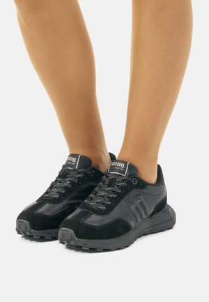 Sneaker neri realizzati con un mix di suede e materiale sintetico, superficie testurizzata, chiusura con lacci e design con suola spessa.