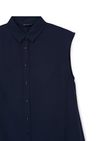 Blusa senza maniche blu scuro con colletto rigido, chiusura a bottoni e un delicato dettaglio tasca. Tessuto liscio con un taglio classico.