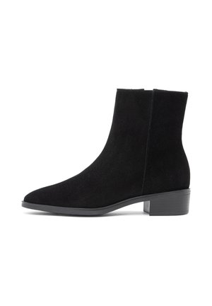 Schwarzer Wildleder-Stiefelette mit niedrigem Blockabsatz und spitzer Zehenpartie, von der Seite vor weißem Hintergrund dargestellt.