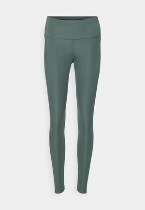 Leggings de talle alto y largo completo en un tono verde apagado, confeccionados con material elástico de textura suave y sin patrones o accesorios visibles.