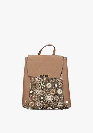 Borsa marrone chiaro con manico superiore e patta, con pannello esagonale nei toni del marrone, beige e crema con motivi decorativi.